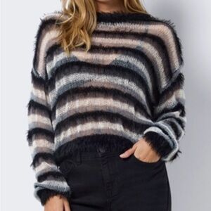 NWT Noisy May Sweater Black and‎ White Striped Size Large Long Sleeve MSRP $55